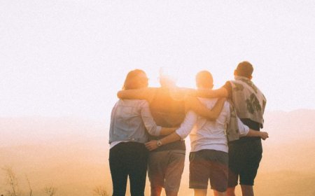 صداقة الأضداد: متى تنجح بين الأبراج؟