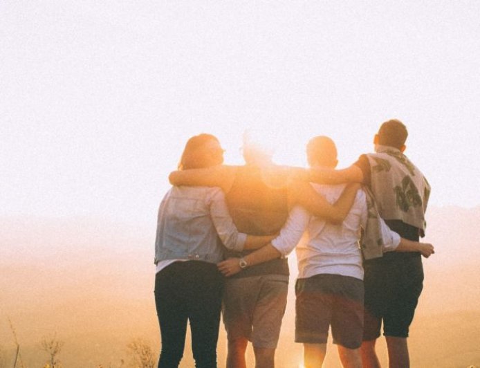 صداقة الأضداد: متى تنجح بين الأبراج؟