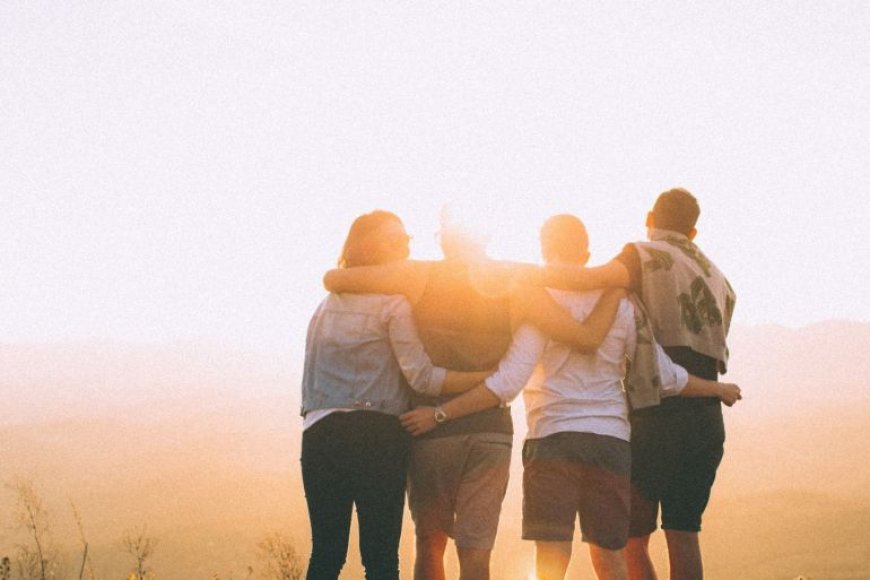 صداقة الأضداد: متى تنجح بين الأبراج؟